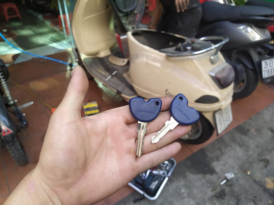 sửa khoá cốp xe vespa, thay khóa cốp xe vespa, cốp xe vespa không đóng được, cốp xe vespa không mở được, khoá cốp xe vespa bị hỏng, khoá vespa có bẻ được không, mở khoá cốp xe vespa, sửa ổ khoá vespa, Sửa khóa Vĩnh Phú, 0909.740.525, suakhoavinhphu.com