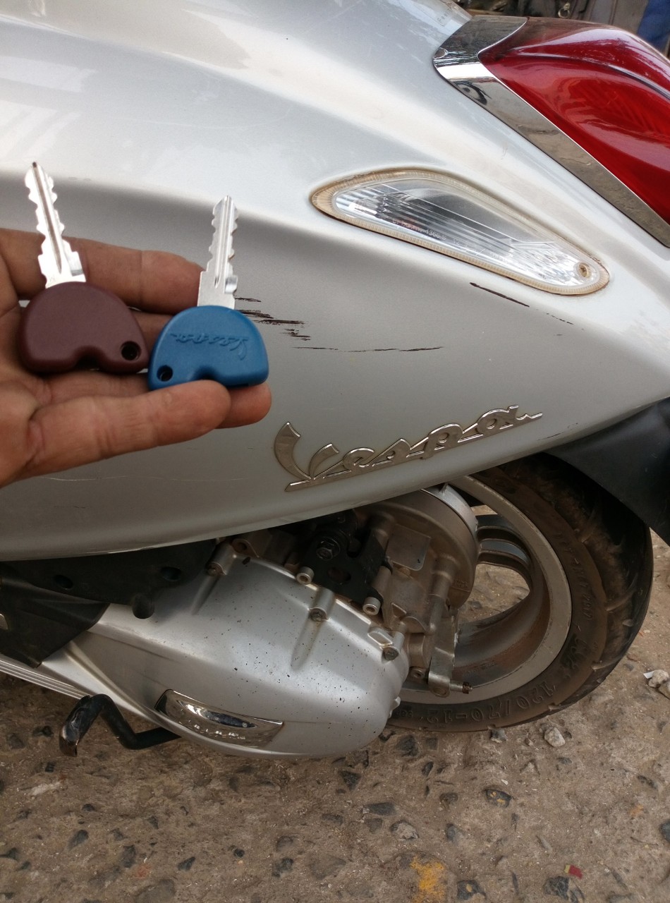 sửa khoá cốp xe vespa, thay khóa cốp xe vespa, cốp xe vespa không đóng được, cốp xe vespa không mở được, khoá cốp xe vespa bị hỏng, khoá vespa có bẻ được không, mở khoá cốp xe vespa, sửa ổ khoá vespa, Sửa khóa Vĩnh Phú, 0909.740.525, suakhoavinhphu.com