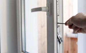 Thay Khóa Cửa Nhựa Lõi Thép