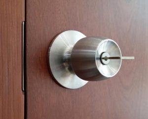 Thay Ổ Khóa Tay Nắm Cửa