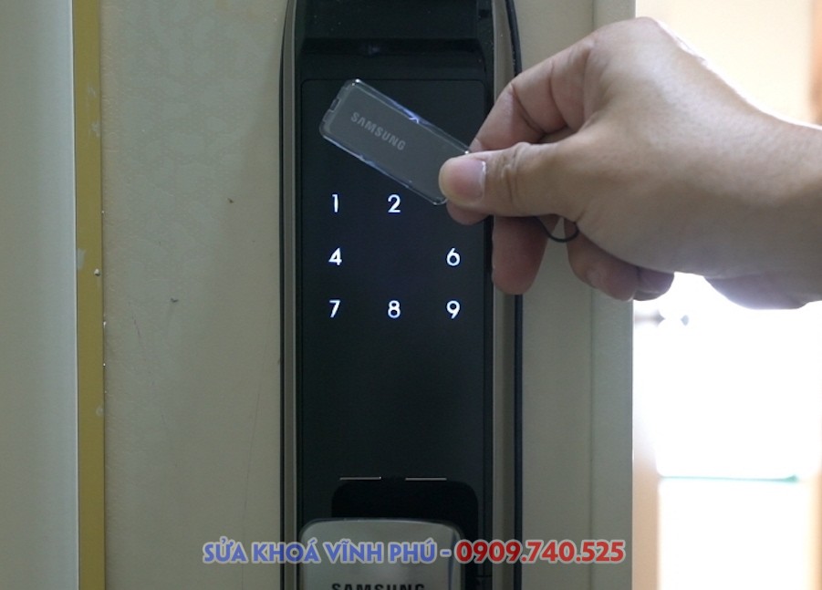 Thay Pin Khóa Cửa Samsung 