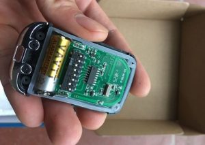 Thay Pin Remote Cửa Cuốn