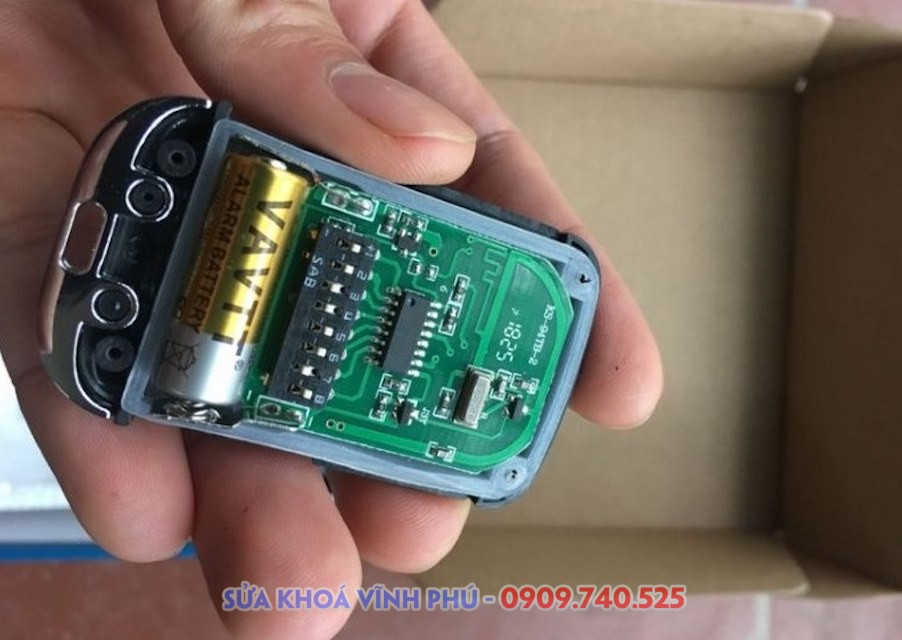 Thay Pin Remote Cửa Cuốn